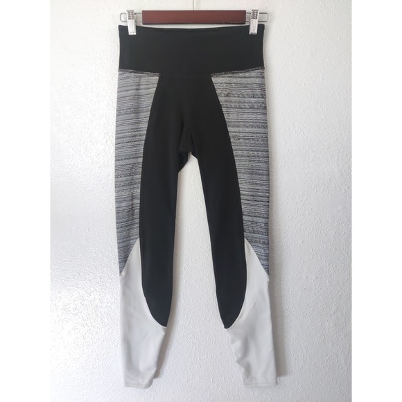 3/$20 Athleta Chanturanga 7/8 Jacquard Black & White Colorblock Leggings XS - Picture 2 of 10